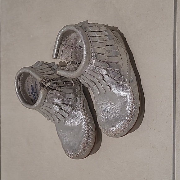 Minnetonka Boots Silver Girl 5 - Picture 2 of 5